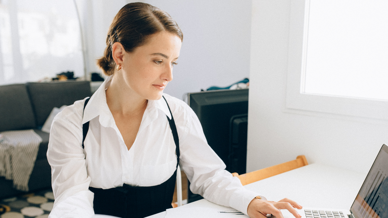 Dezenter und eleganter Schmuck für das Büro